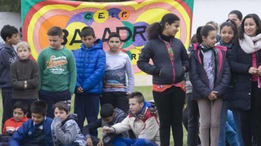 Uno de los premios por completar el programa y alumnos que asistieron al acto de clausura de ayer.