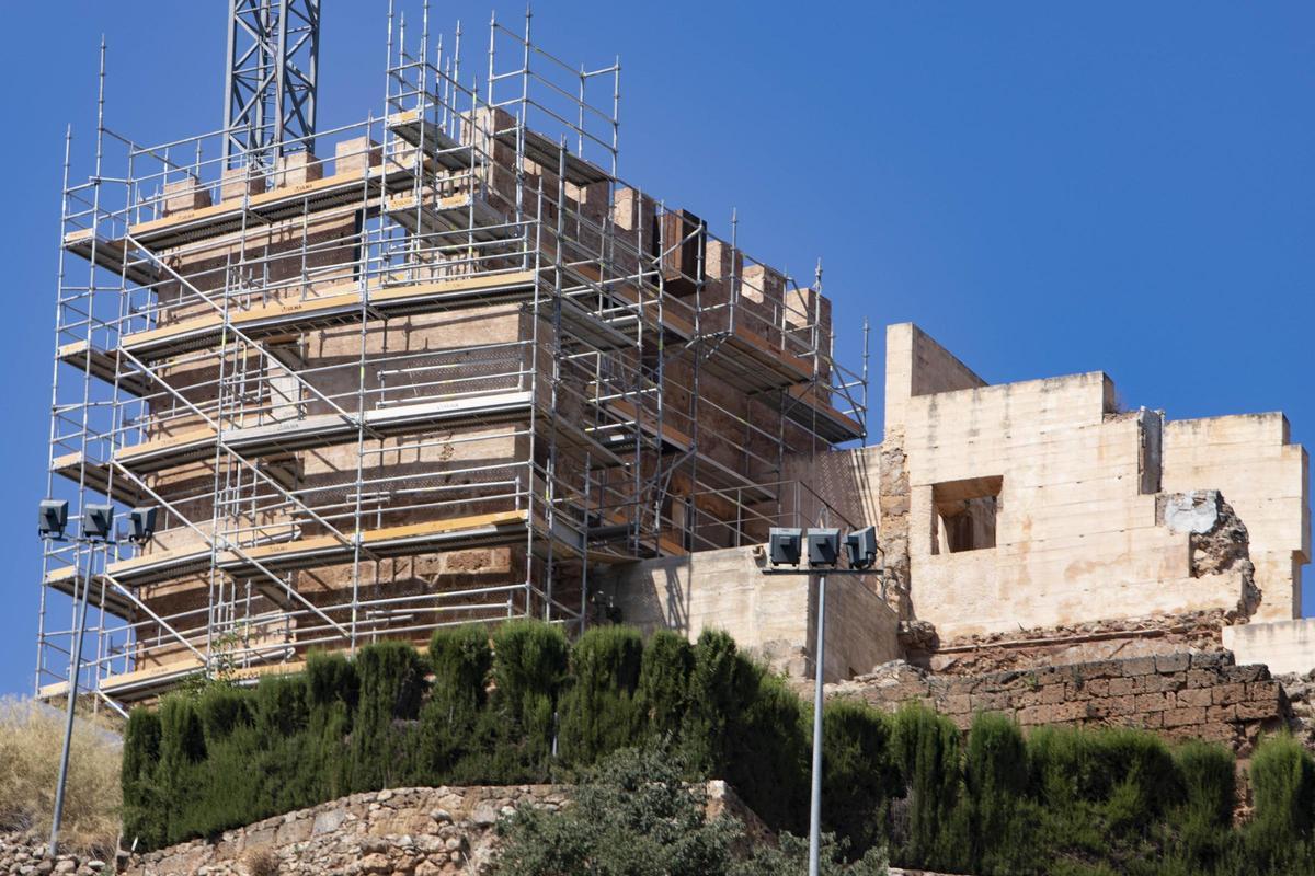 Obras en el castillo de Bolbaite en una intervención anterior, hace unos años.