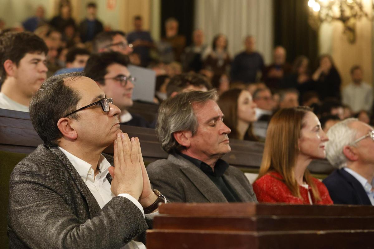 Juan Luis Gandía y Ángeles Solanes en el Aula Magna de la UV