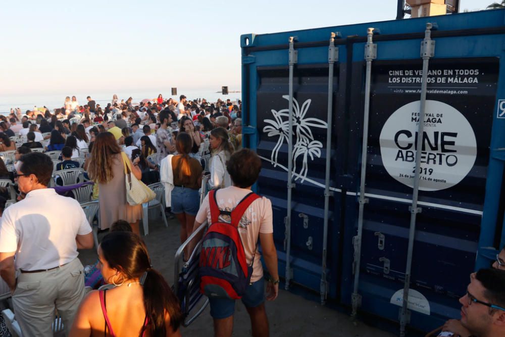 Miles de personas se congregaron en el Cine Abierto de la playa de la Misericordia para ver el estreno de los dos primeros capítulos de La Casa de Papel.