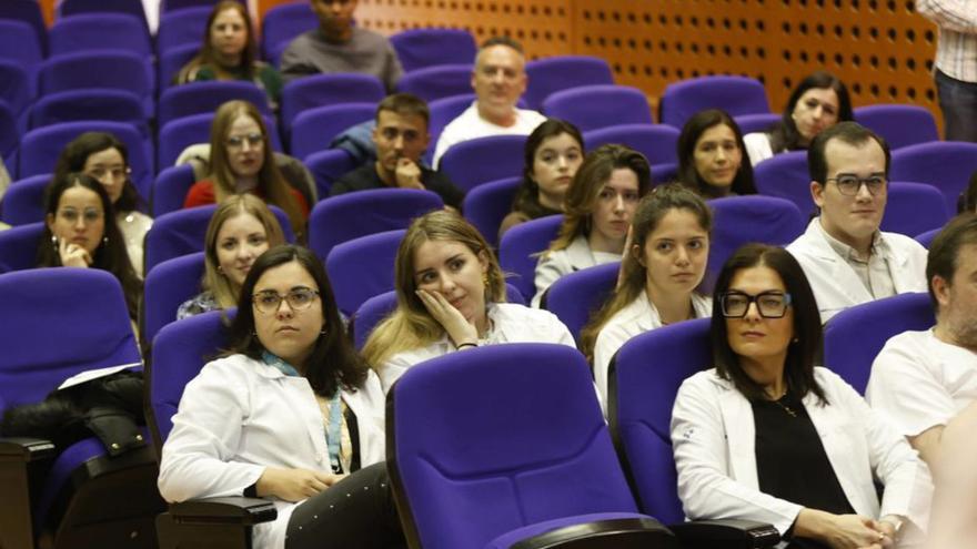Directivos, trabajadores y futuros MIR del San Agustín, ayer. | M. L.