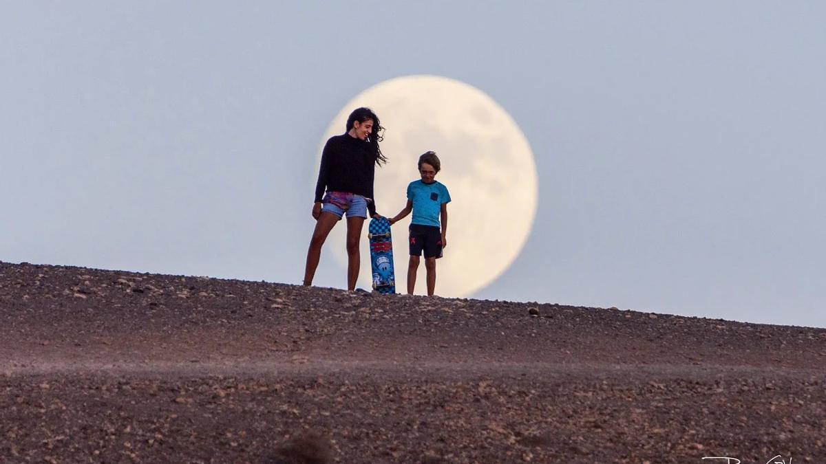 Dos jóvenes skaters el pasado mes de agosto en Playa Mujeres, en Papagayo.