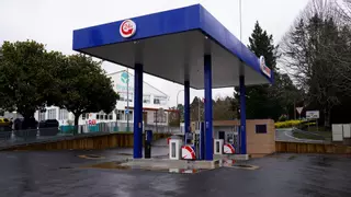 Los vecinos de Brandía exigen el vaciado de los depósitos de 70.000 litros de la gasolinera precintada
