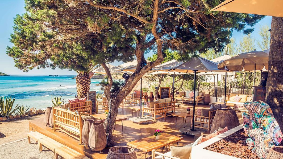 El restaurante Aiyanna Ibiza está integrado en un entorno natural que abraza al comensal.