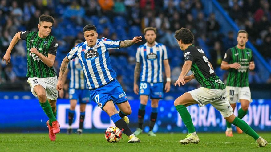 Hugo Rama conduce la pelota entre dos jugadores del Sestao River en la primera vuelta. |  // ARCAY/ROLLER AGENCIA