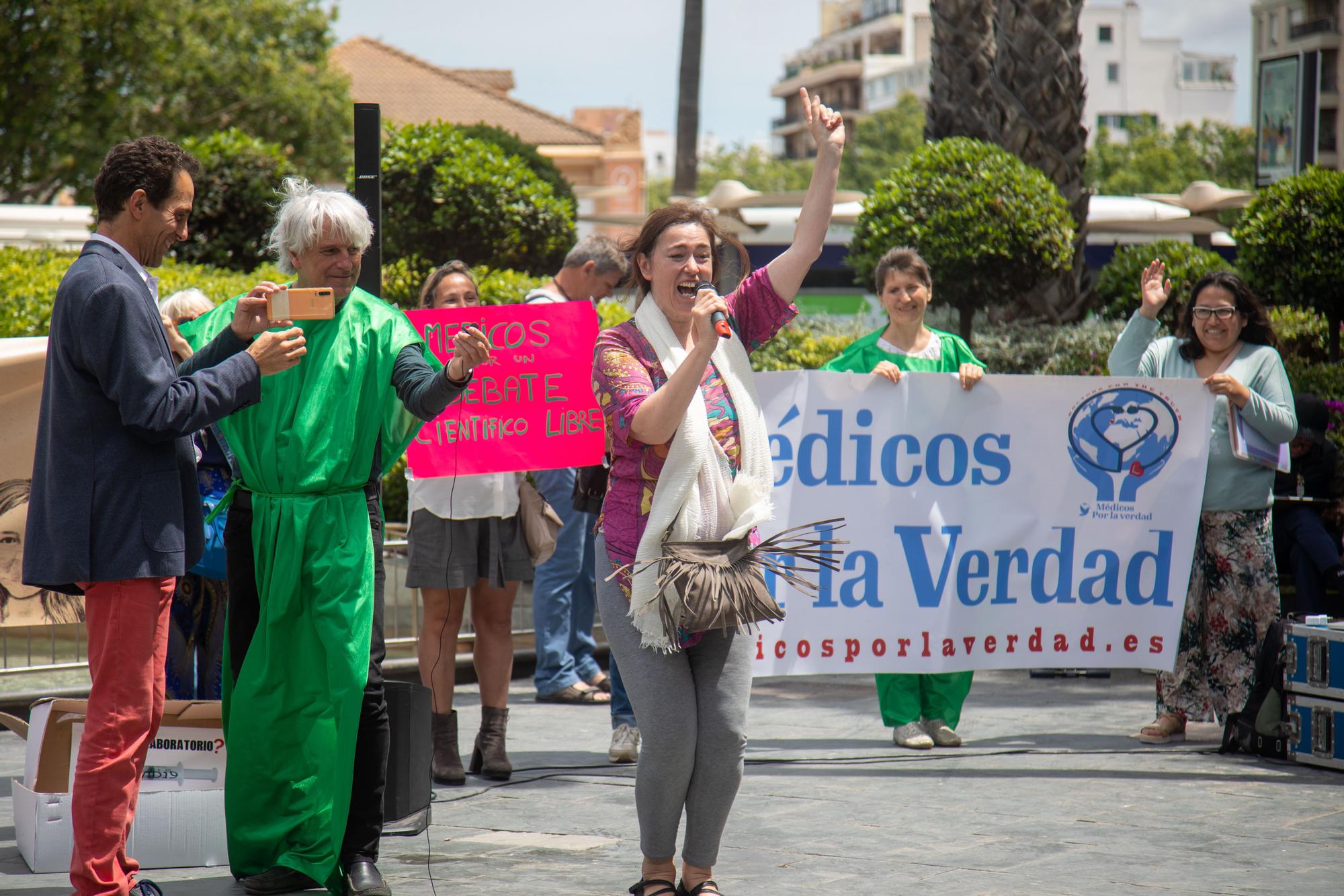 Una médica que ejerce en Manacor participa en una protesta antivacunas: "No van a dar la inmunidad que toca"