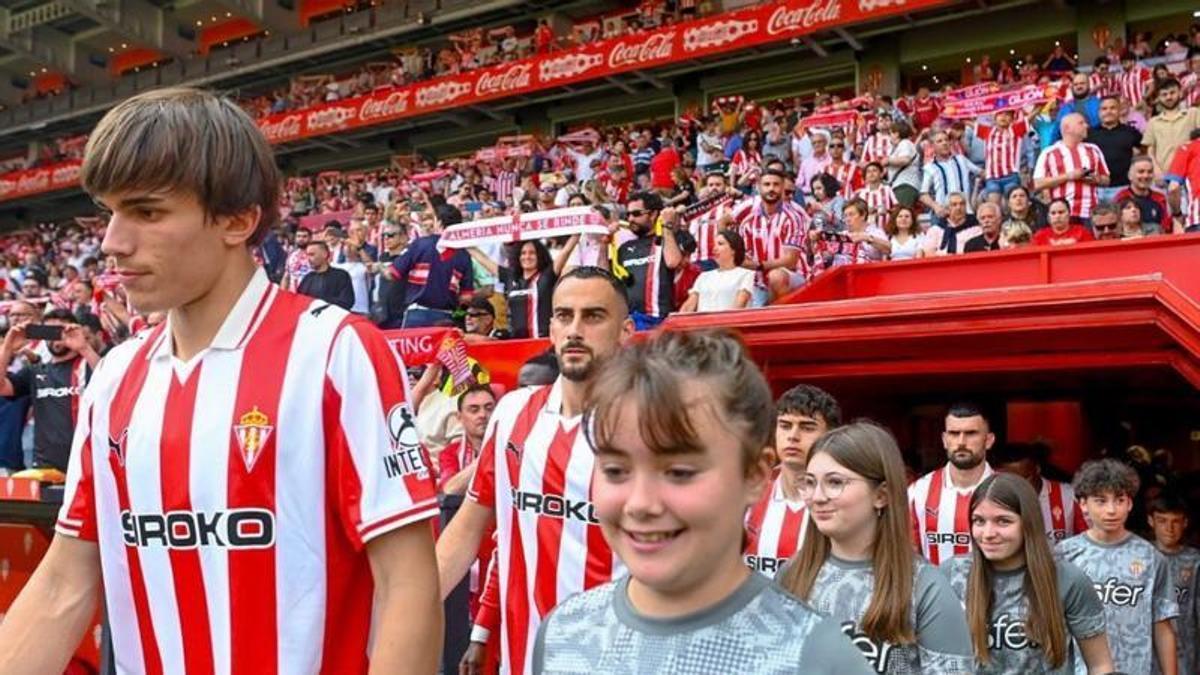 El Sporting sale al terreno de juego en el último encuentro contra el Almería