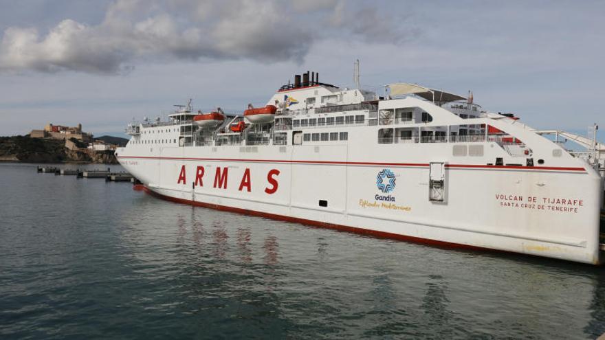 Barco de la compañía en el puerto de Ibiza.