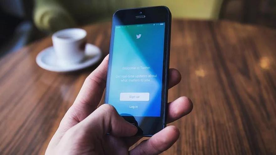 Twitter s&#039;omple de mems sobre el virus