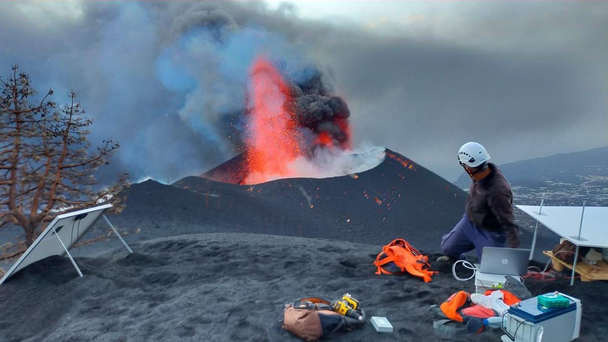 Trabajos de instalación de una cámara térmica en el flanco este del volcán de La Palma.