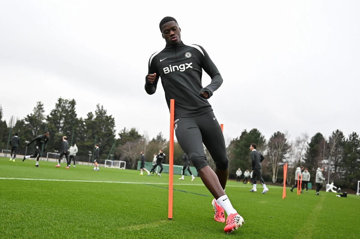Mamadou Sarr en un entrenamiento con el Chelsea FC