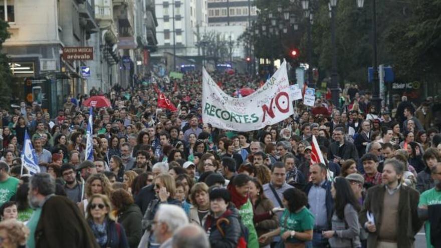 Miles de personas protestan contra la LOMCE en Oviedo
