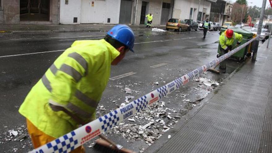 Temporal en Galicia | Un policía de A Estrada, herido por una uralita que arrancó el temporal