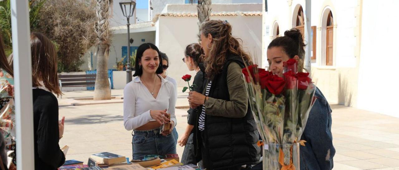 Otro puesto con rosas en la plaza de la Constitució.