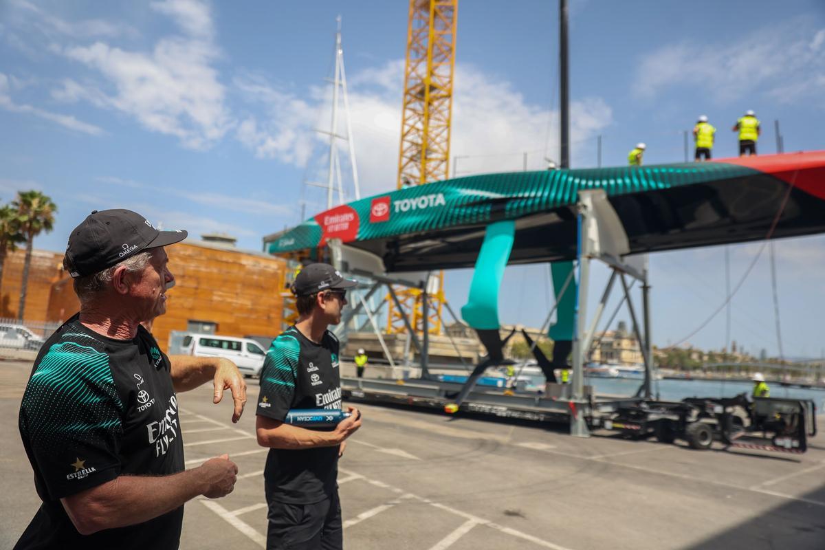El director de operaciones del Emirates Team New Zealand, Kevin Shoebridge, explica cómo se pone el AC75 en el agua para salir a entrenar.