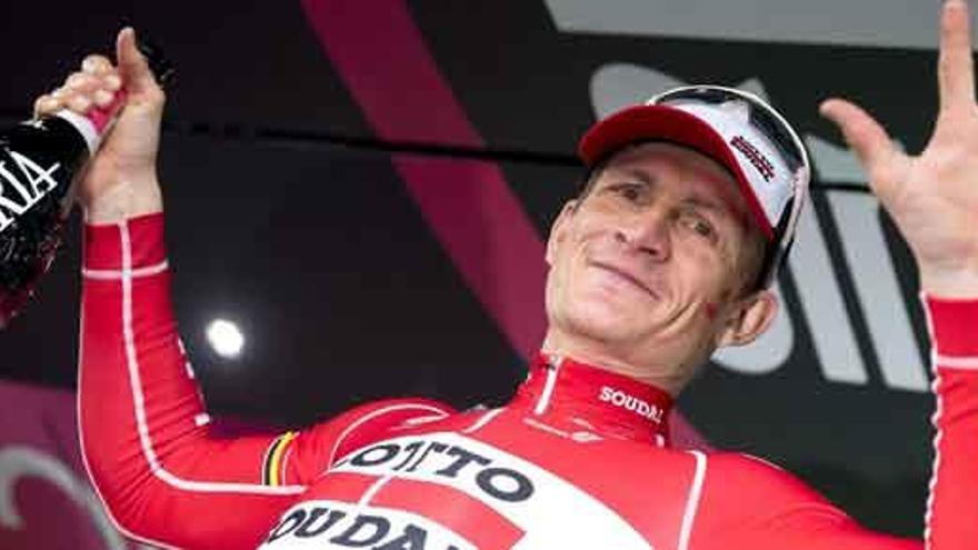 Greipel celebra su triunfo en el podio.