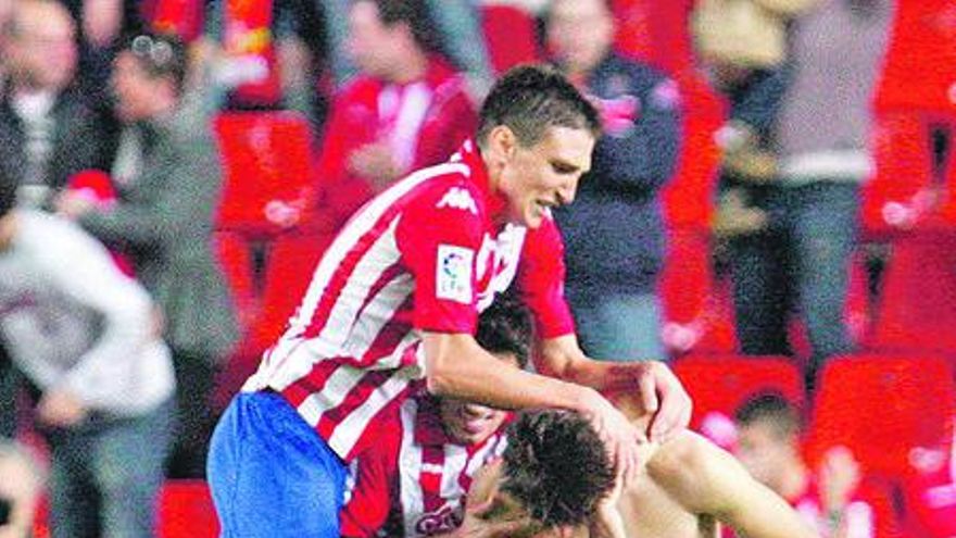Scepovic salta sobre Canella y Lekic para celebrar un gol.