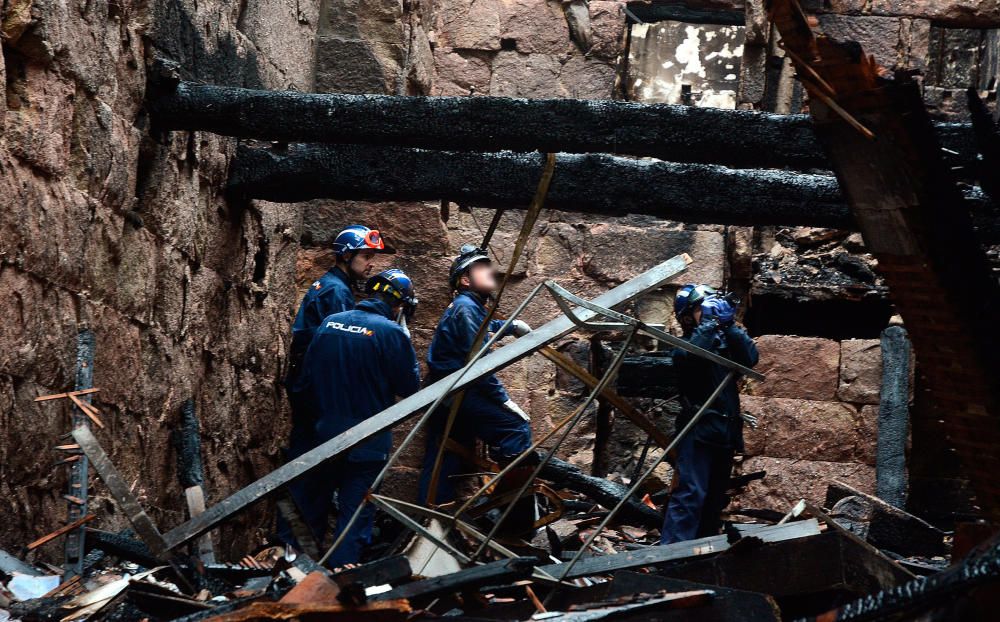 La policía inspecciona el edificio calcinado en Pontevedra en busca del origen del fuego