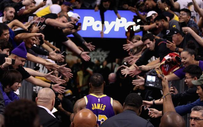 LeBron James # 23 de los Lakers de Los Ángeles sale de la cancha frente a los seguidores después del partido de la NBA contra los Phoenix Suns en el Talking Stick Resort Arena en Phoenix, Arizona. Los Lakers derrotaron a los Suns.