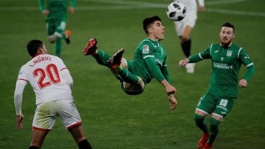 El jugador del Leganés Bustinza, en una acció espectacular del partit.