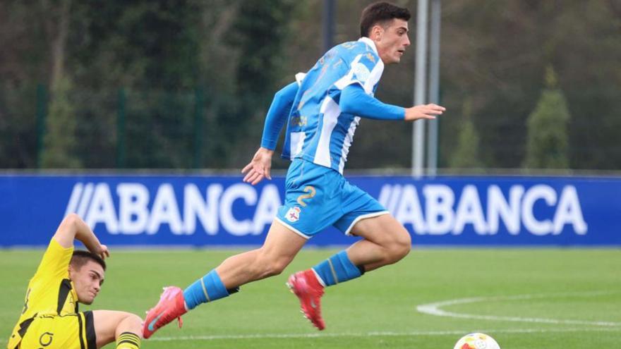 Quique Teijo conduce la pelota durante un partido. |  Iago López