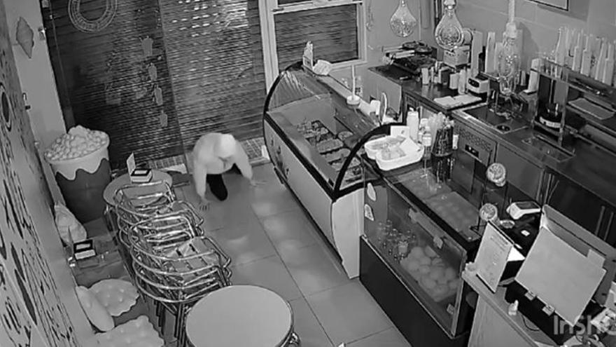 La Policía Nacional detiene a dos hombres por el robo en once comercios del centro de Elche