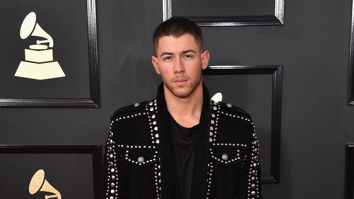 Premios Grammy 2017: Nick Jonas de negro