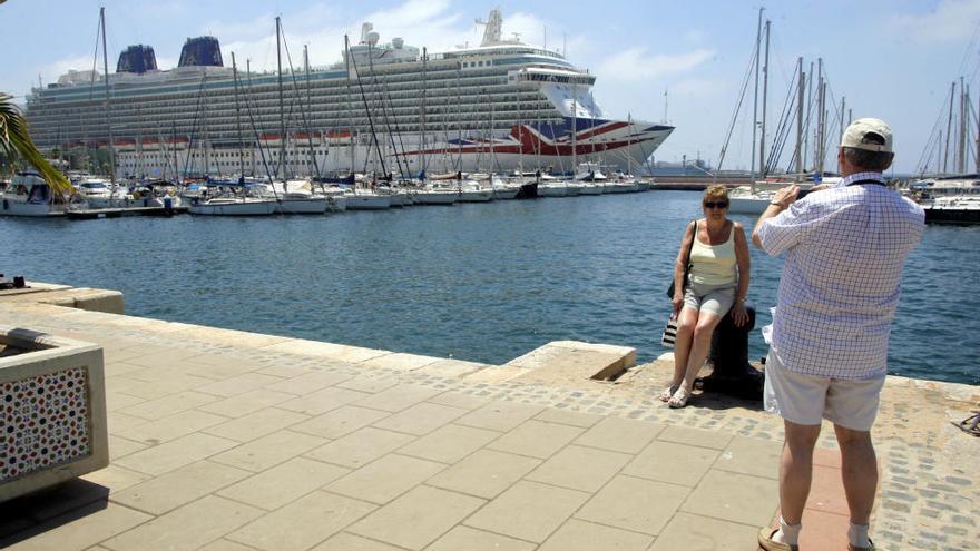 El alcalde de Cartagena, José López, quiere que la ciudad se convierta en puerto de inicio y final de las rutas de cruceros