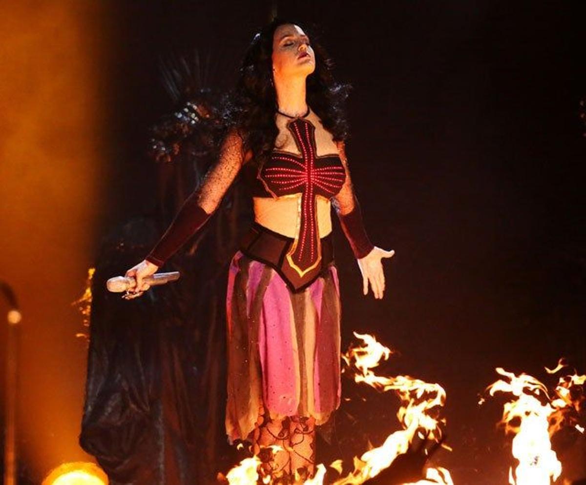 Katy Perry entre llamas