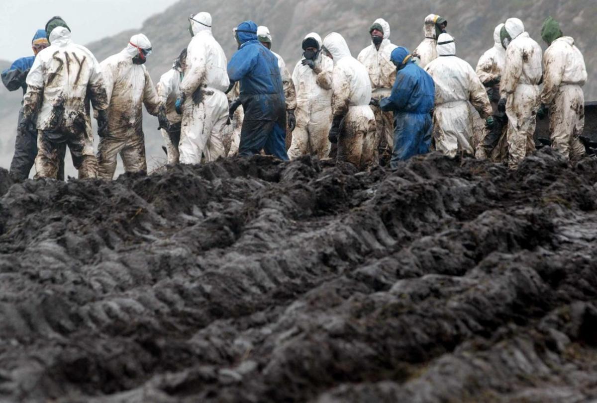 Trabajadores en las labores de limpieza del desastre que supuso el hundimiento del “Prestige”