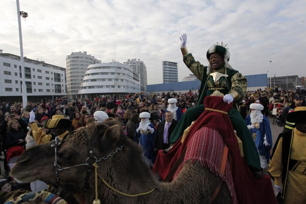 Una multitud recibe a los Reyes Magos en Gijón.