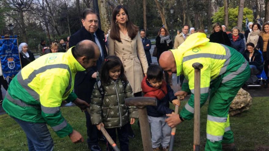 El Ayuntamiento de Oviedo planta un roble en el Campo como símbolo de la lucha por la igualdad