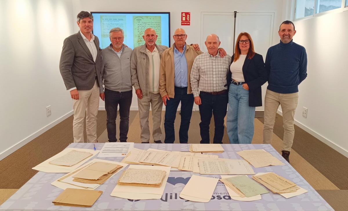 El alcalde de La Vila, junto a descendientes de Camilo Cano y la ingente documentación aportada.