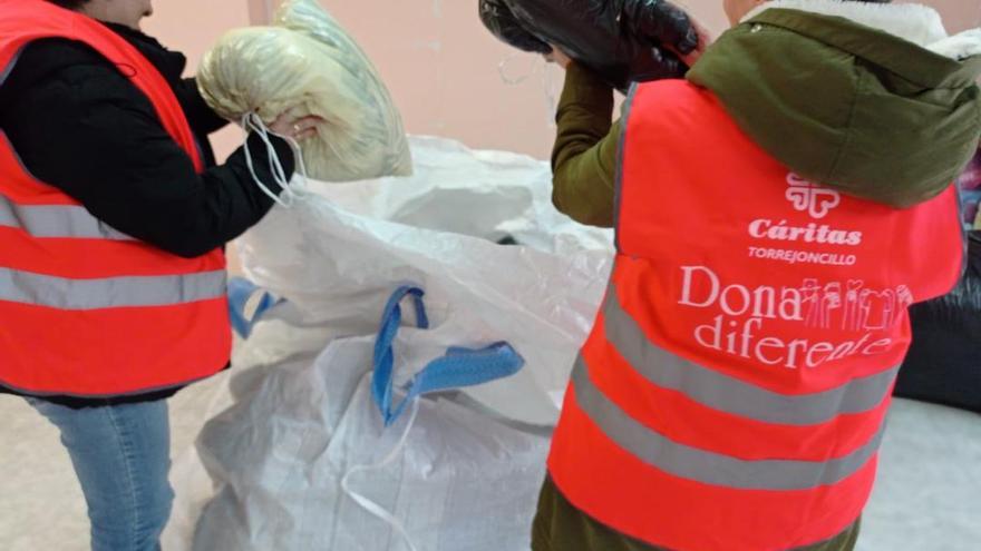 Cáritas local realiza una recogida masiva de ropa en Torrejoncillo