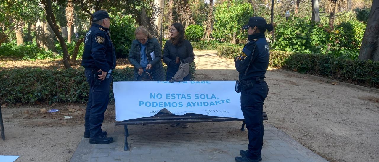 Agentes de la Policía Local de Castelló piden la identificación a las dos mujeres.
