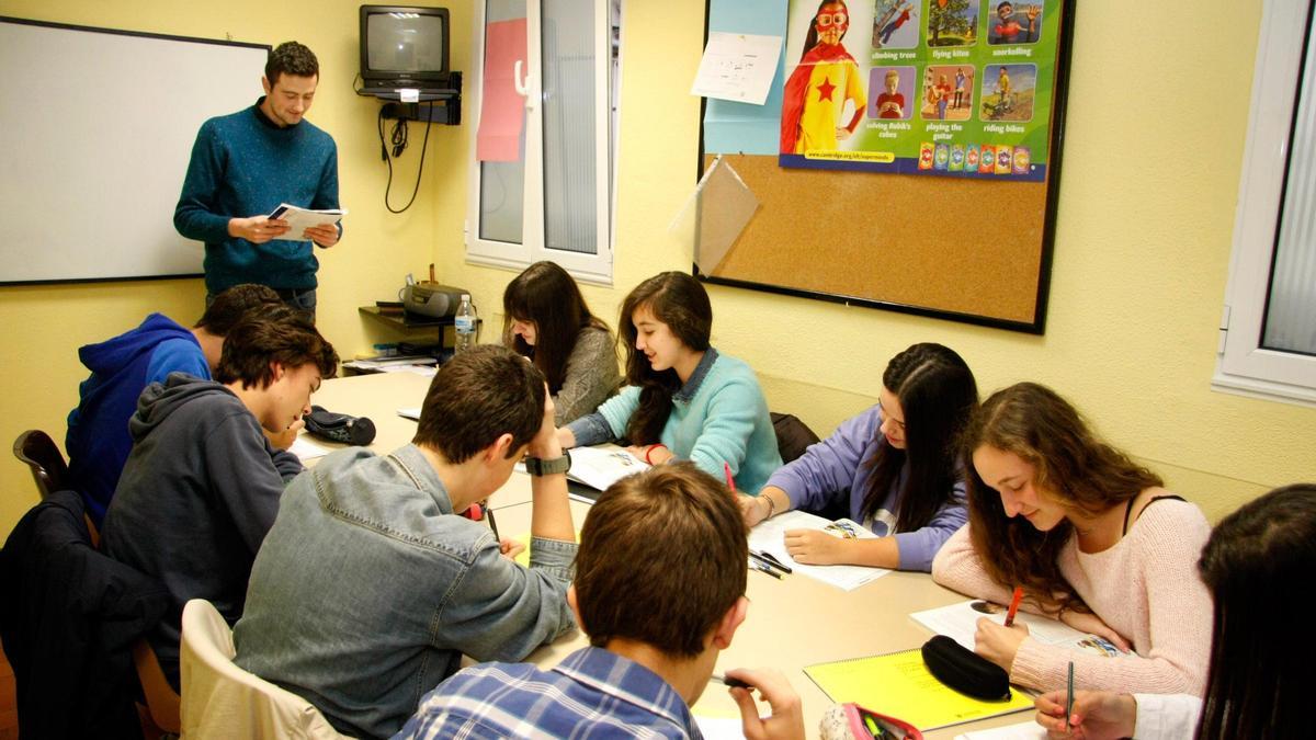 Alumnos de Secundaria durante una clase de inglés en una academia.