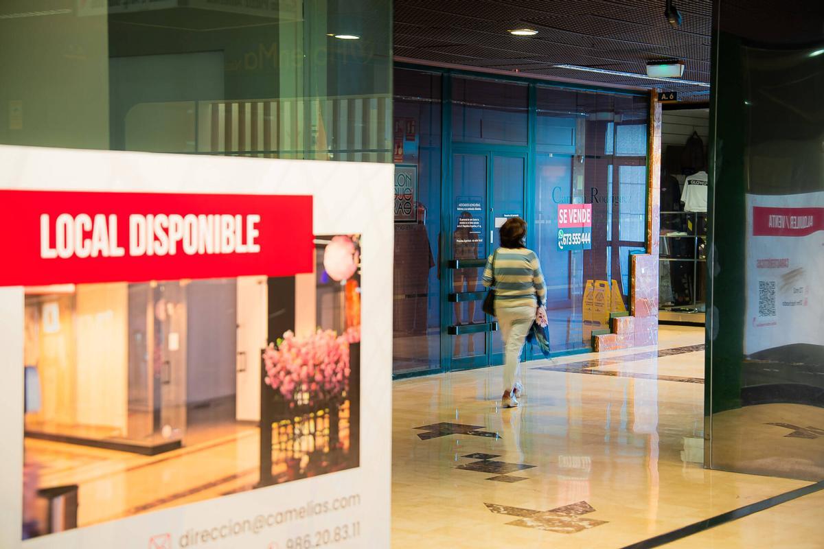 ocupación de centros comerciales de Vigo. fotos del centro comercial Camelias, tanto de la plaza pública superior y en el interior con locales cerrados.