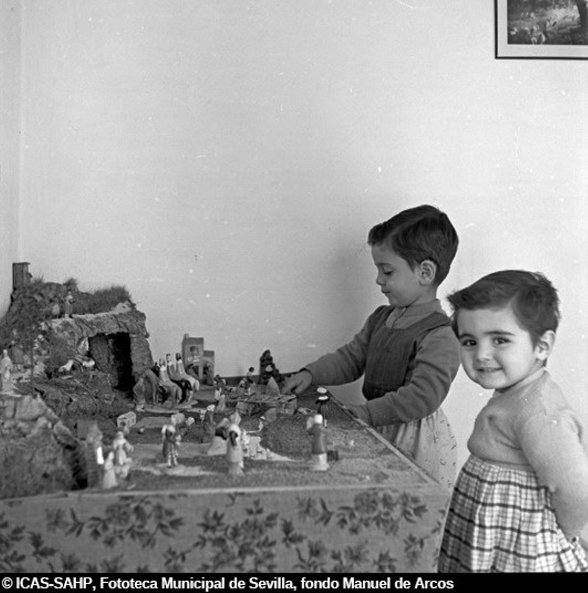 Colocando el Nacimiento. 1954