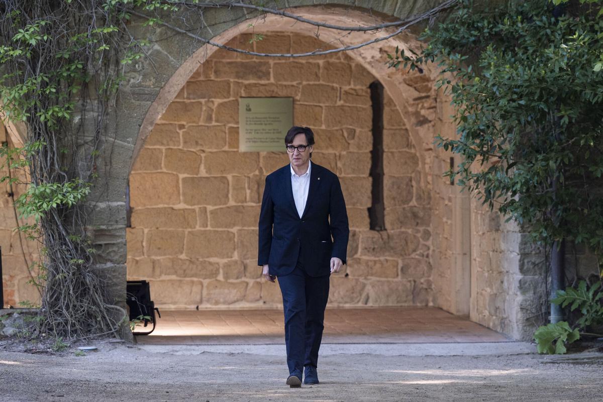 El presidente de la Generalitat, Salvador Illa, durante la clausura de la IV Jornada de Trabajo lejos del Palau de la Generalitat, que culmina tras un fin de semana de debate interno en Món Sant Benet para preparar su estrategia para los próximos meses. EFE/Siu Wu. sust txto y foto