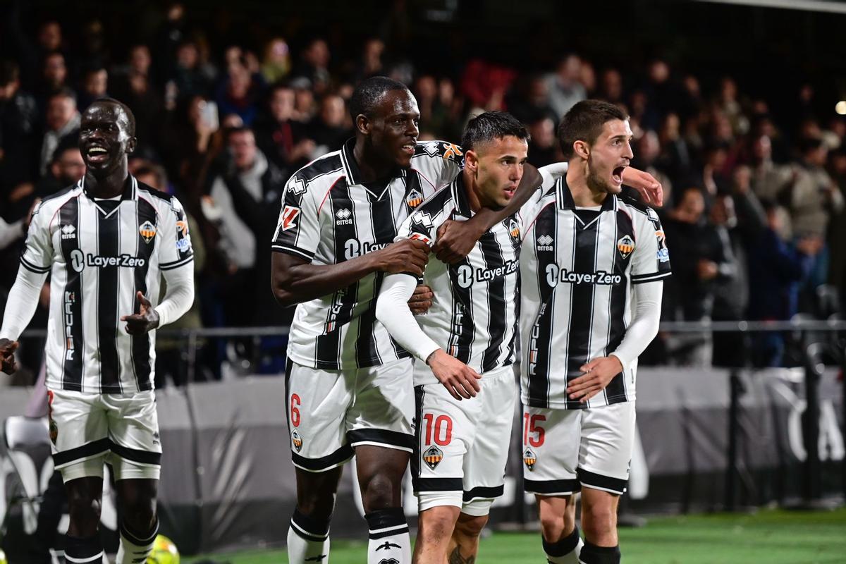 Los jugadores del Castellón celebran el gol de Suero.