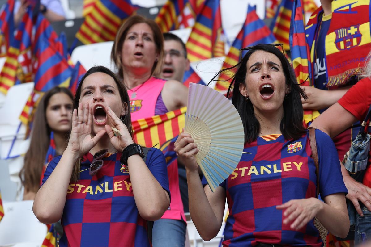 Seguidores del FC Barcelona animan al equipo en el estadio Allianz de la ciudad italiana de Turín.