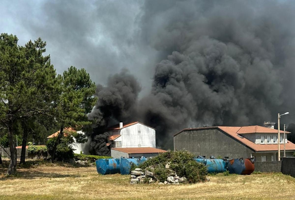 La columna de humo que se formó en el incendio de la casa de Cambados.