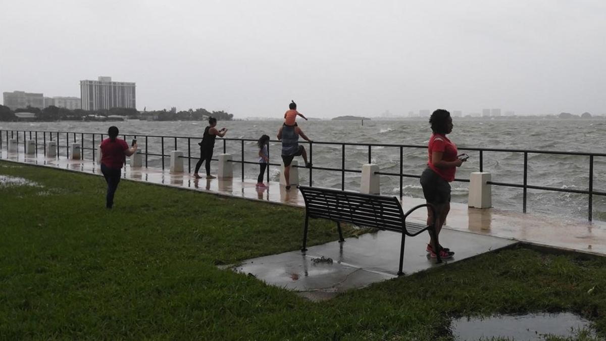 Los más curiosos y atrevidos se han acercado a Miami Beach horas antes de la llegada de 'Irma'.