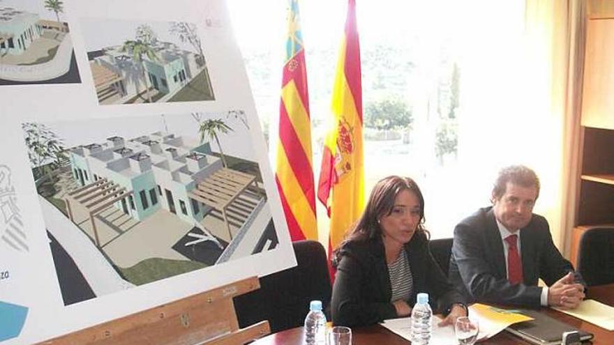 La alcaldesa y el delegado del Consell ayer en la presentación de los planes