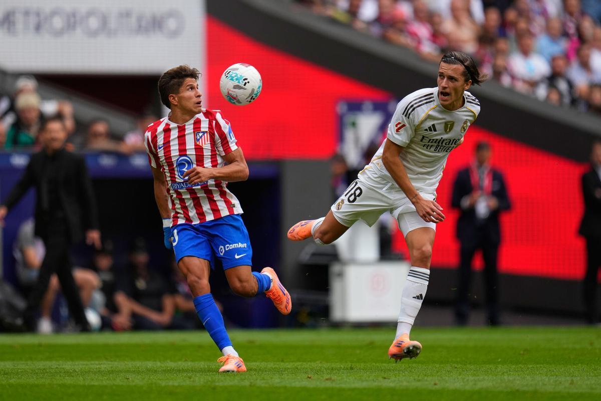 Giulaino Simeone y Álvaro Carreras, en uno de los duelos del derbi madrileño.