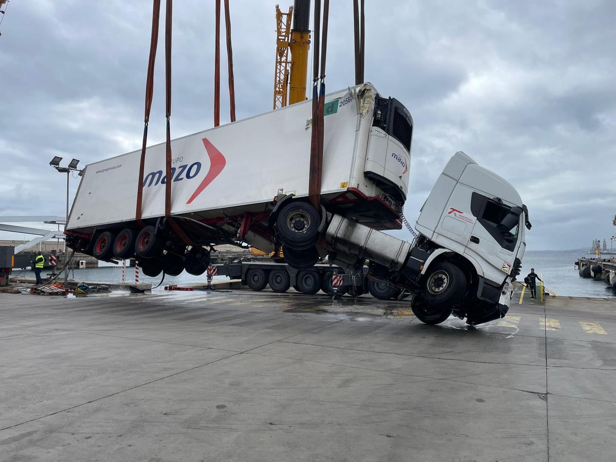 Un camión tráiler cae al mar en la terminal de Naviera Armas en el Puerto de Las Palmas