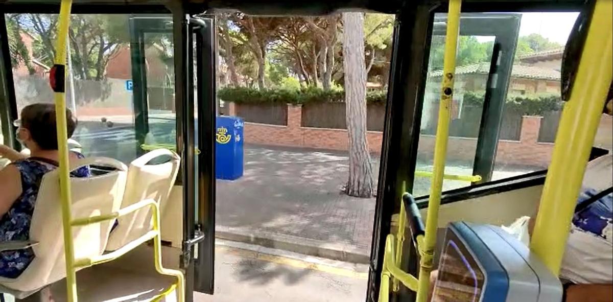 Puertas abiertas mientras está en marcha un bus del Baix Llobregat.