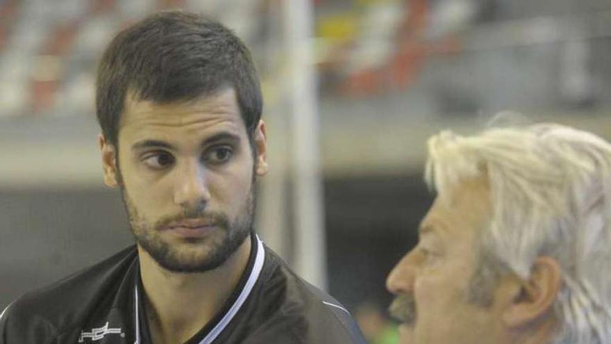 Oriol Vives, junto a Carlos Gil, antes del trofeo Teresa Herrera. víctor echave