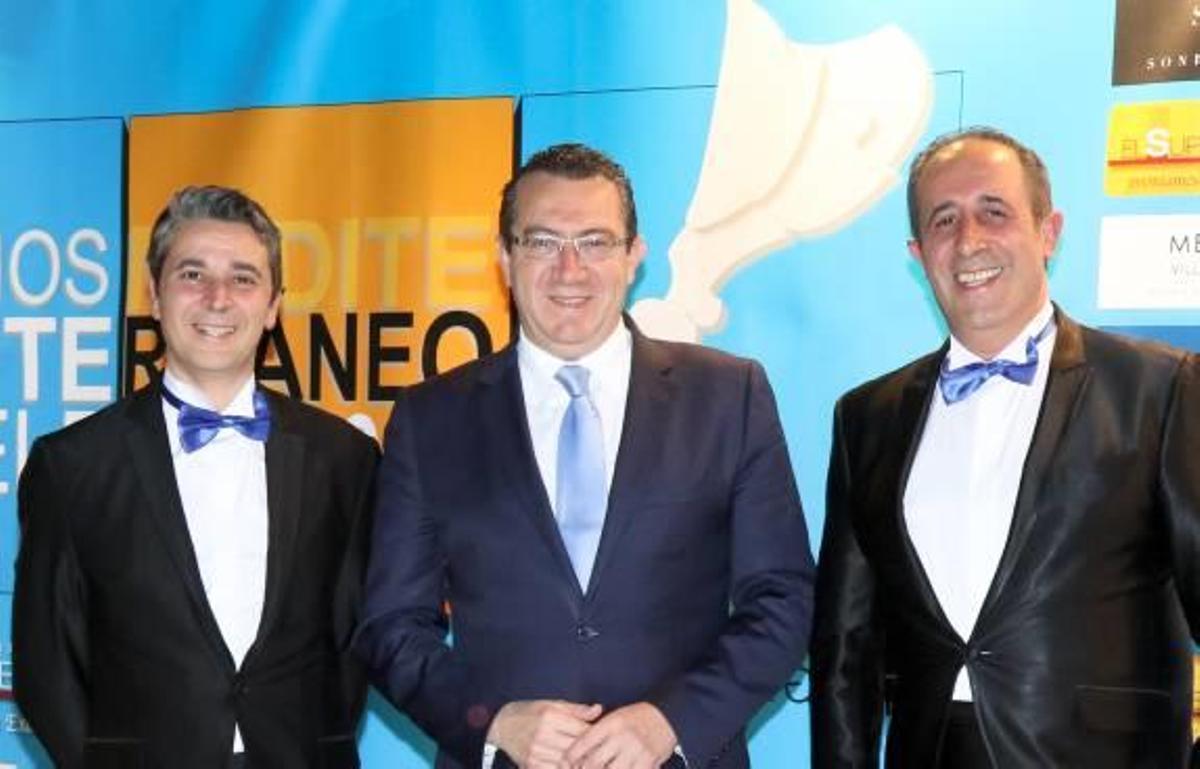 Toni Pérez, flanqueado por Pablo Suñer (izquierda) y Antonio Queijeiro.