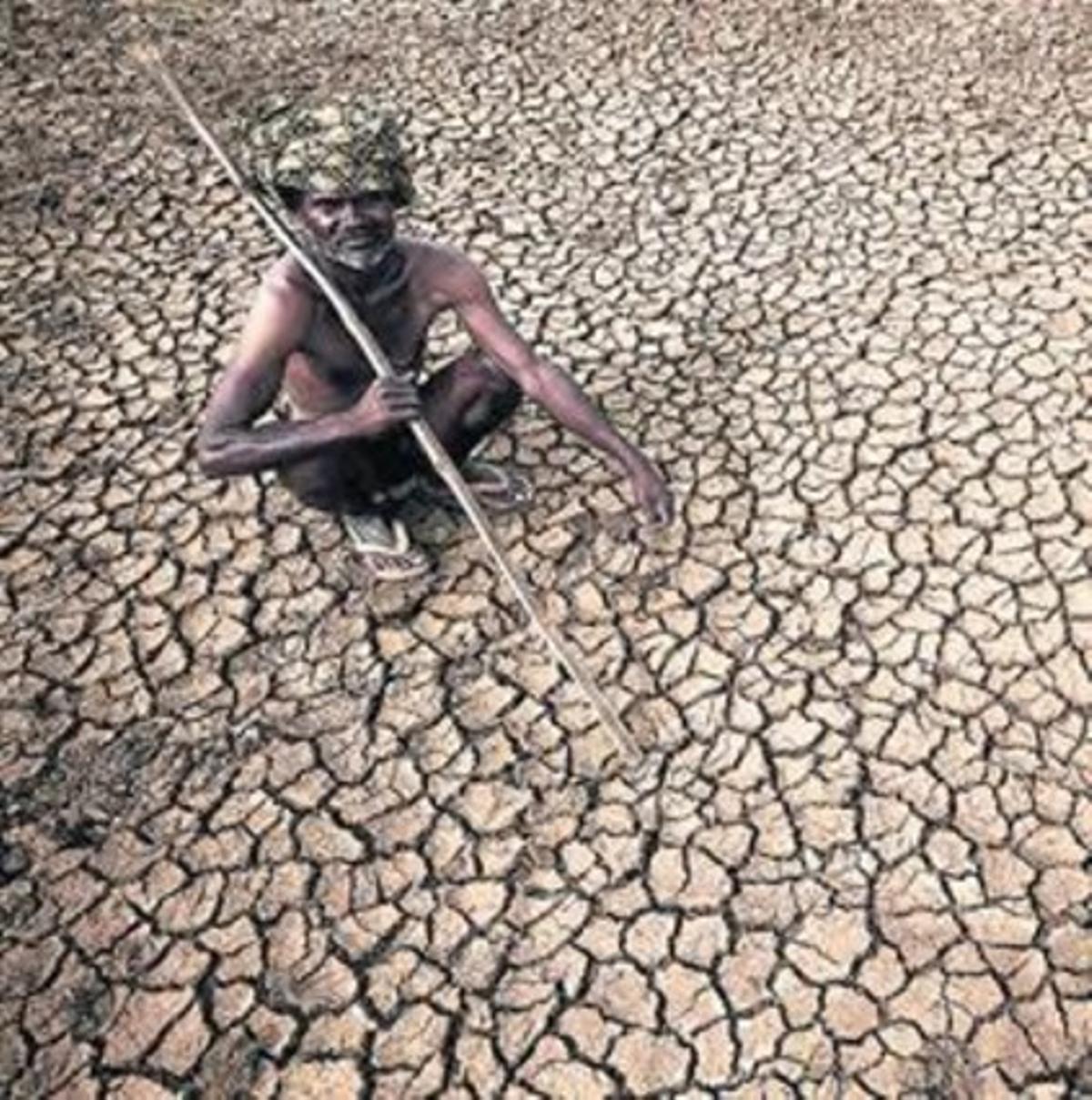 Un granger a les seves assedegades terres a Gauribidamur (Índia).